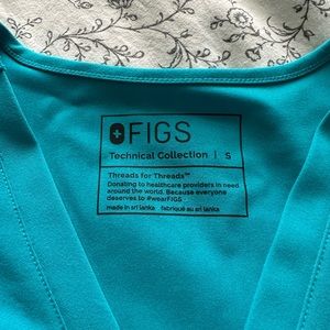 Figs scrub top size small, blue color.
